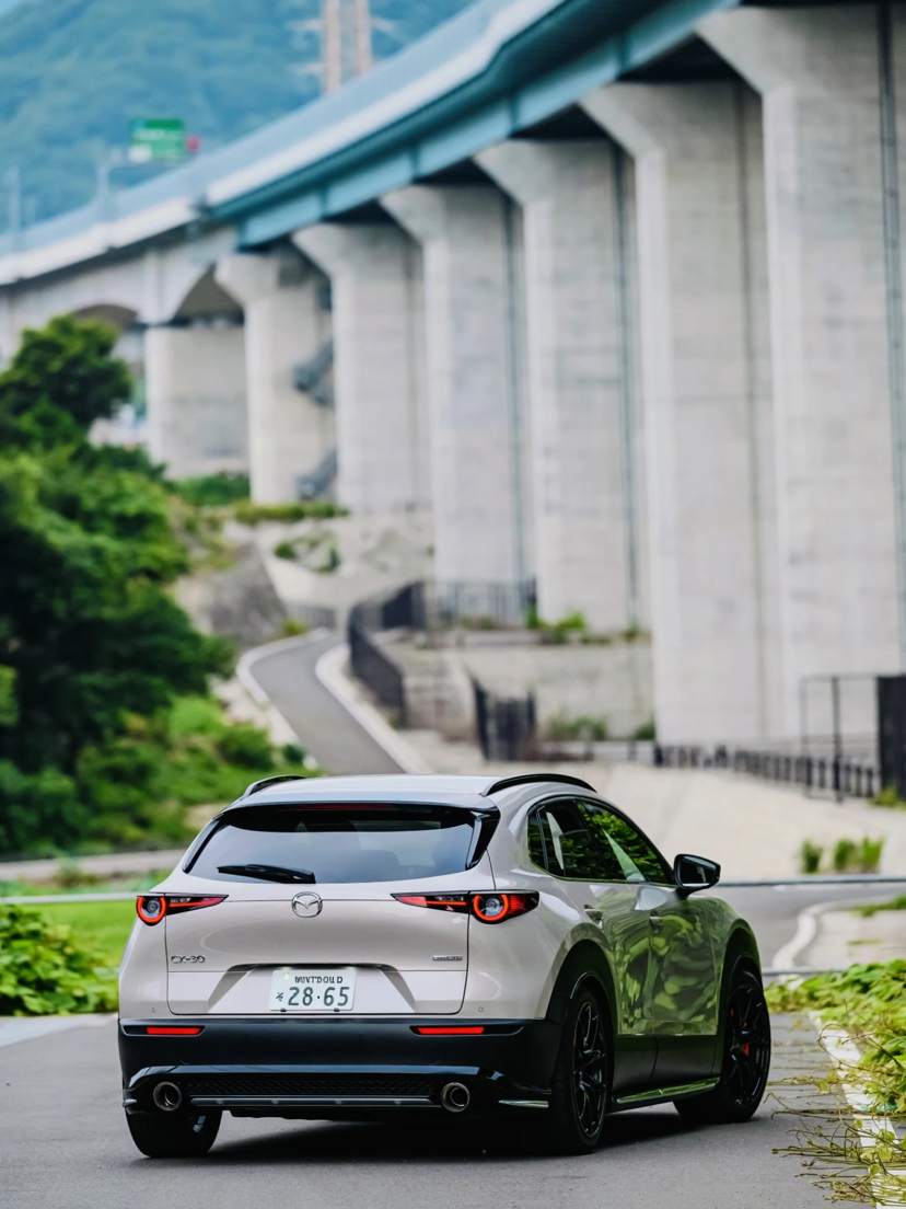 这台马自达cx-30的颜色好看