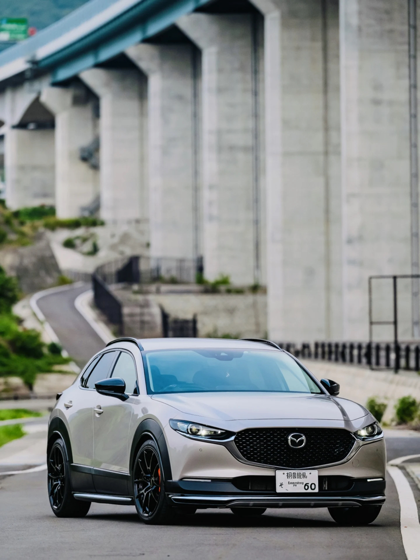 这台马自达cx-30的颜色好看